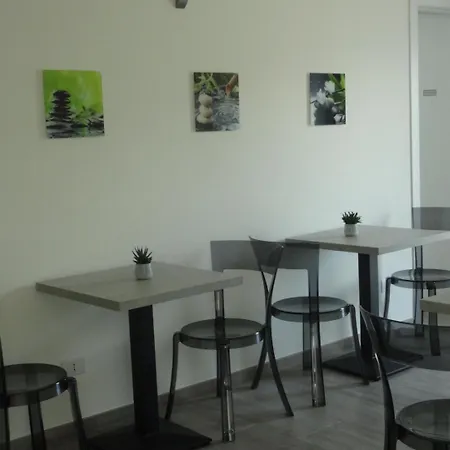 Nocleg ze śniadaniem Monte Zucco Relax Self Check In 3*